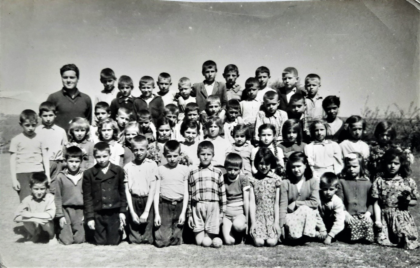 Učitelj Muhamed Šestanović sa svojim učenicima, školska godina 1962/63.