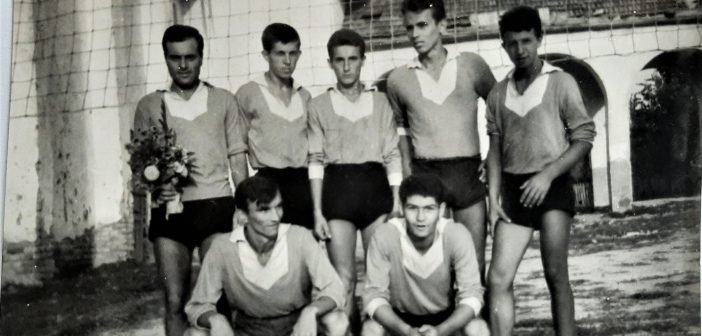 Odbojkaški klub Zadrugar iz Tarevaca na terenu pored zadružnog doma Tarevci 1962.godine.
