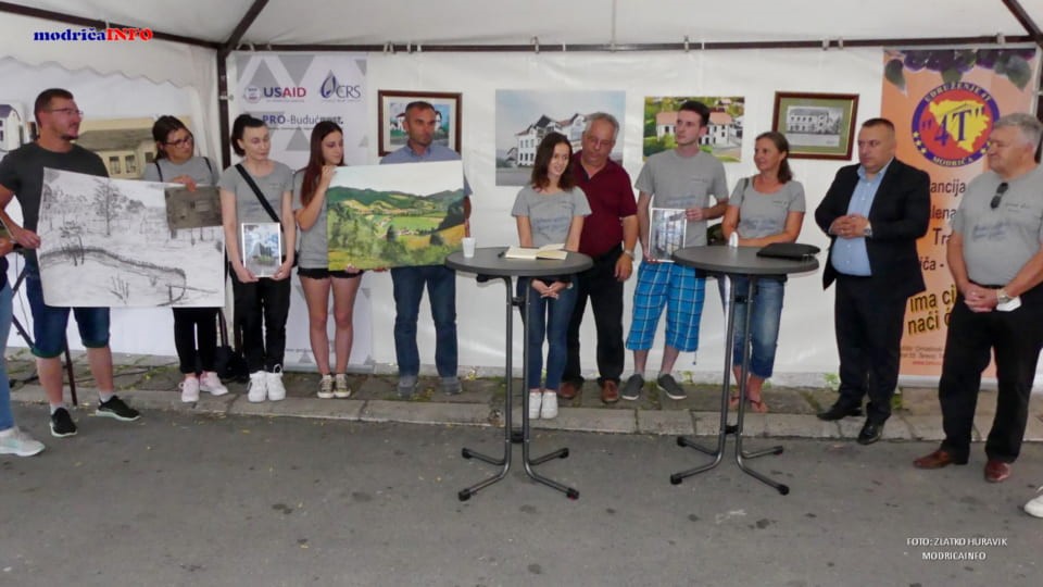 Učesnici projekta na izložbi sa načelnikom Modriče Jovicom Radulovićem