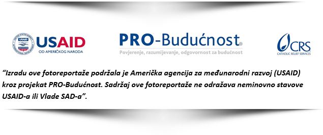 “Izradu ove fotoreportaže podržala je Američka agencija za međunarodni razvoj (USAID) kroz projekat PRO-Budućnost. Sadržaj ove fotoreportaže ne odražava neminovno stavove USAID-a ili Vlade SAD-a”.